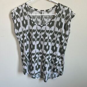 🔹4/$25 — LOFT Green & White Pattern Top